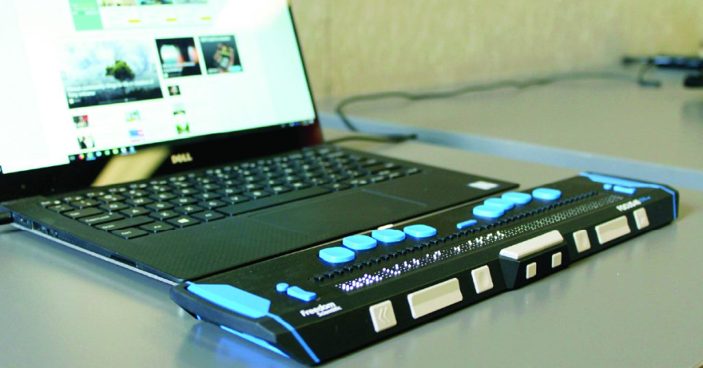 Screen reader device connected to a laptop